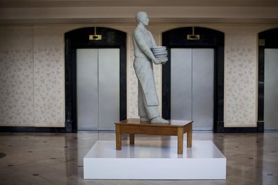 Man met borden / Man with plates