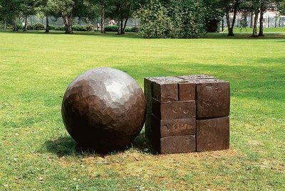 Eine Eisenkugel, ein Quader