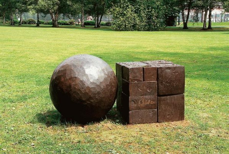 Eine Eisenkugel, ein Quader