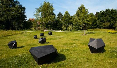 Annäherung an das Phänomen der Schwarzen Löcher