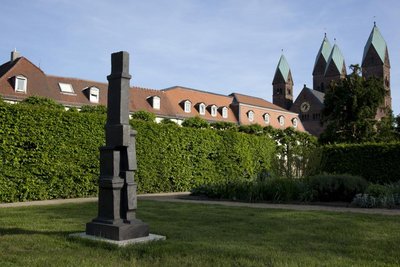 Große stehende Figur