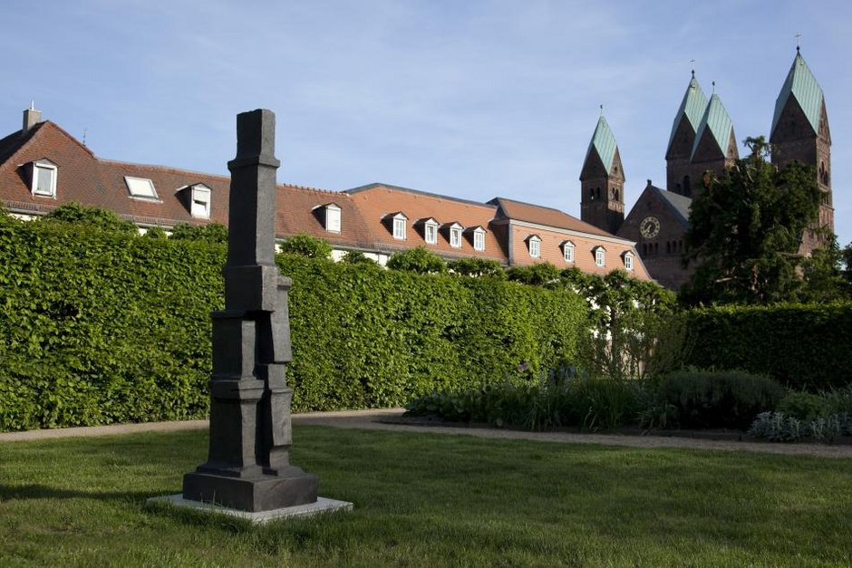 Große stehende Figur